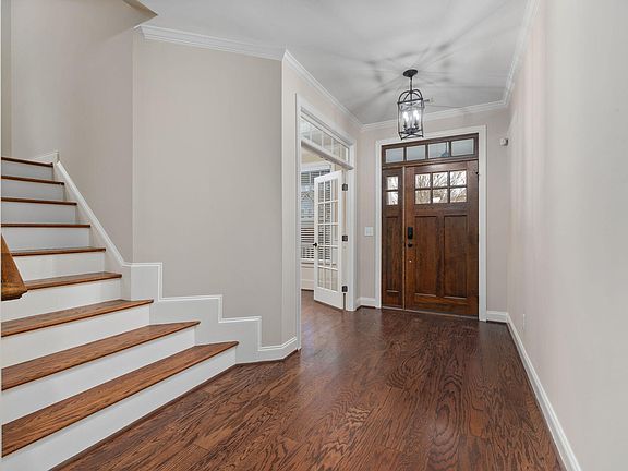 4th image of 32 Freeman Dr