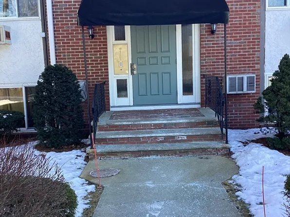 80 Walnut St Unit 403, Canton, MA 02021