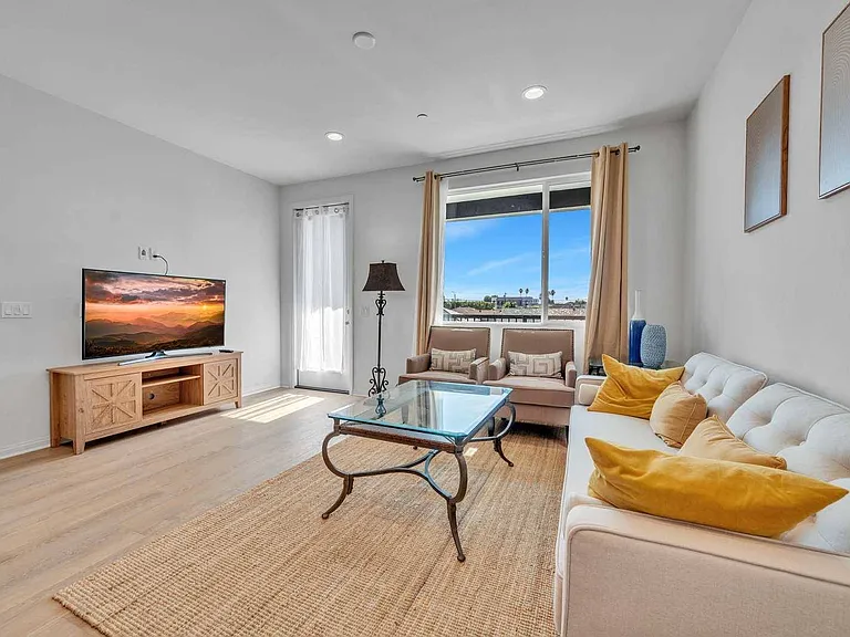 527 W Victor Ave — Photo 1