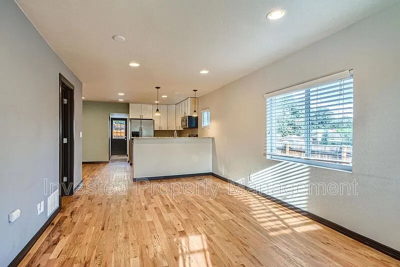 3 bed, 2.0 bath, 1400 sqft, $2,600 — Photo 4