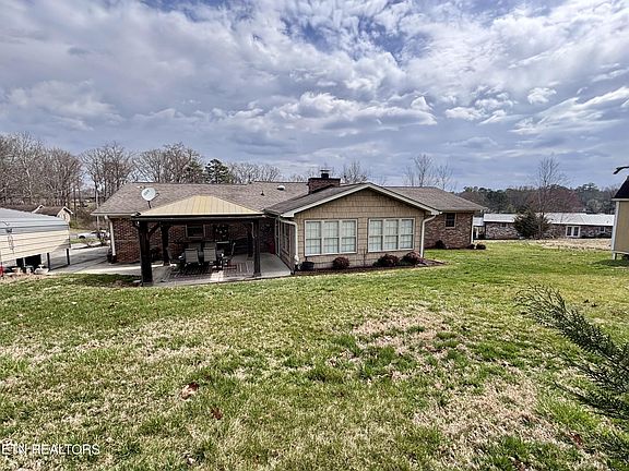 3rd image of 279 Dixie Lee Ln