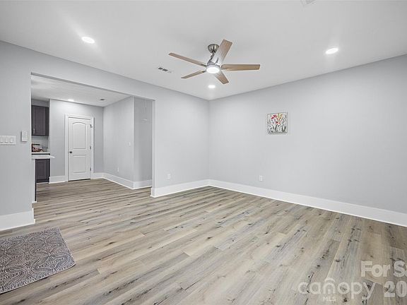 3rd image of 712 Henry Ave