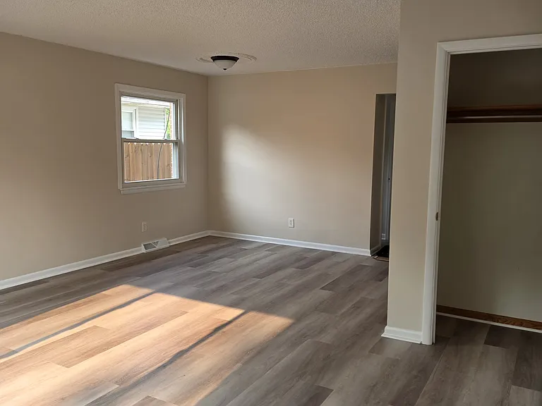 1421 & 1423 Creighton Ave #1421 — Photo 10