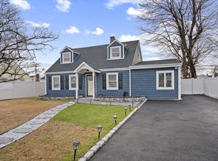 202 Old Farm Rd, Levittown, NY 11756