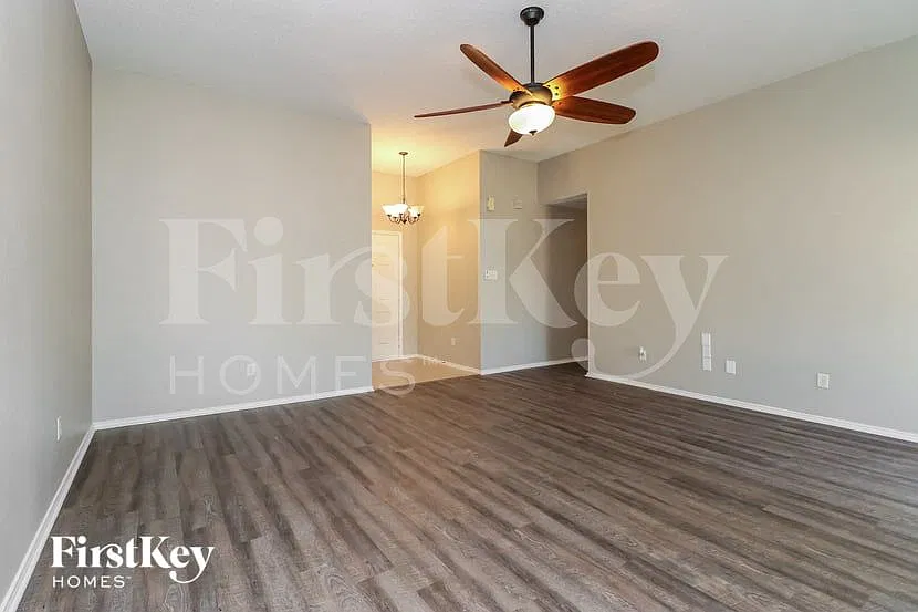 4 bed, 2.0 bath, 1647 sqft, $2,155 — Photo 3