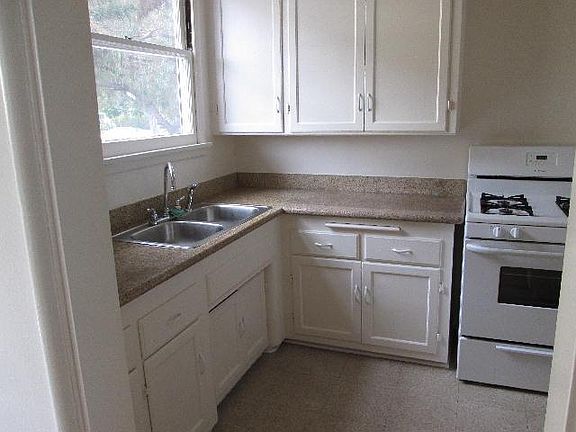 4th image of 1425 Ocean Park Blvd
