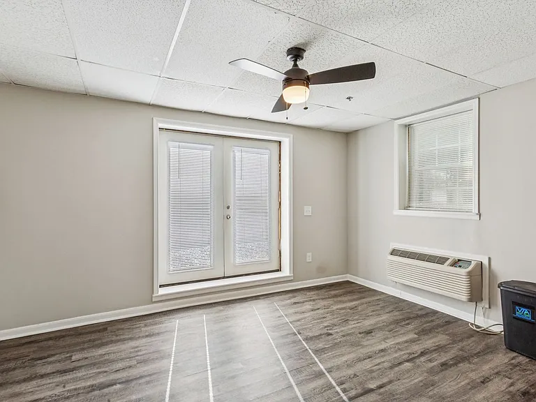 Victorian Village Apartments — Photo 15