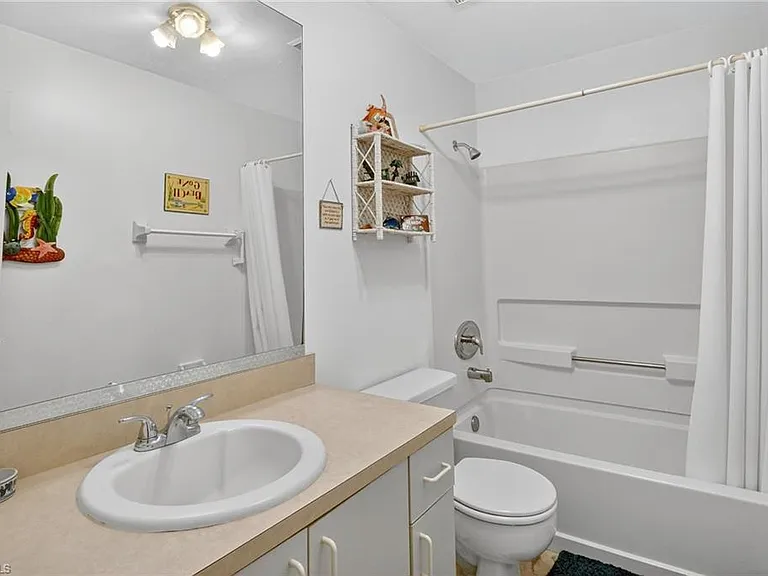 4210 Looking Glass Ln #4210 — Photo 15