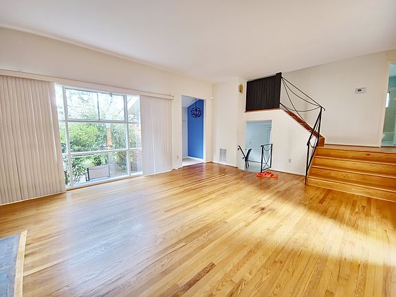 4th image of 8 Gruenther Ct