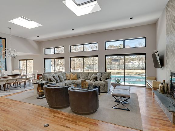 2nd image of 15 Park Cir