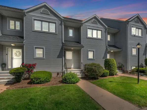 99 Oak Ridge Dr, Windsor Locks, CT 06096