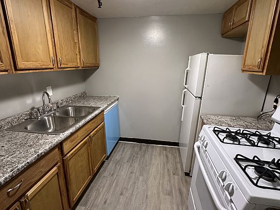 5th image of 18051 Lakeshore Blvd #205