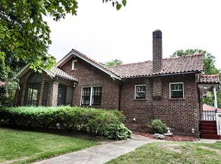 811 Country Club Dr, Saint Louis, MO 63121