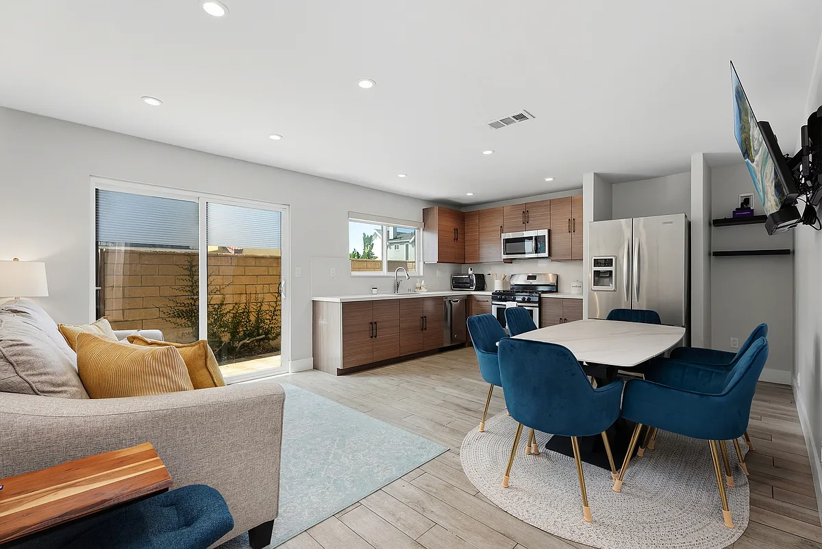 2 bed, 1078 sqft, $6,900 — Photo 3