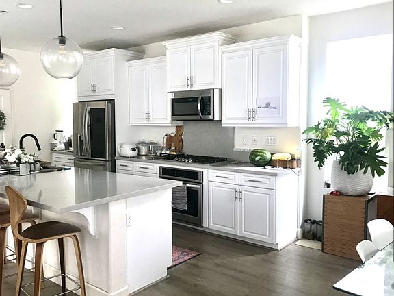 Extra long 9-ft island