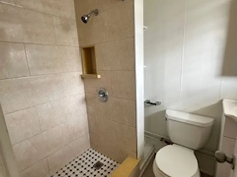 824 University Ave — Photo 6