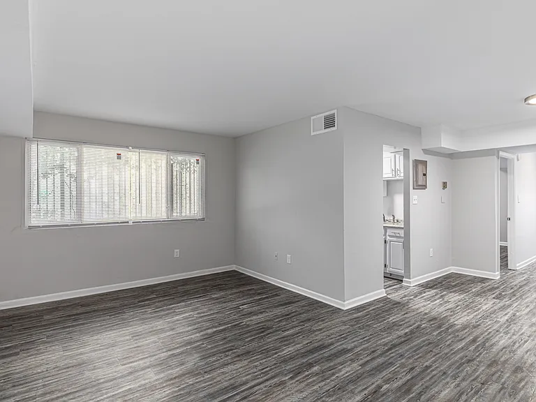 Regency Court Apartments — Photo 24