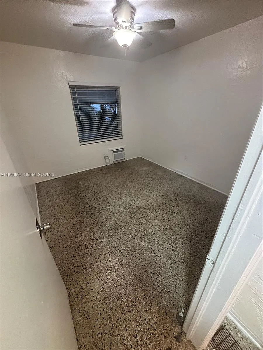 Building Photo - 624 NE 7th Ave #3
