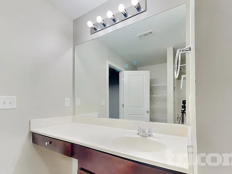 1042 Sutherland Dr — Photo 7