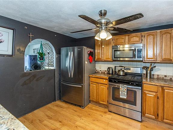 3rd image of 35 Saint Johns Cir