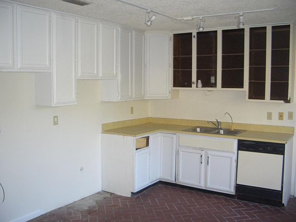 3rd image of 4809 Buchanan