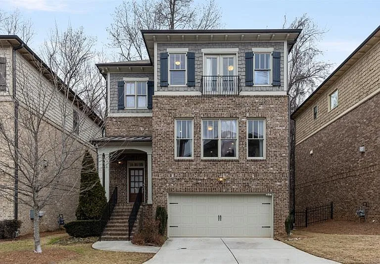 926 Canterbury Ln NE — Photo 1