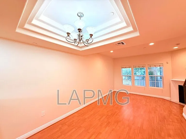 12217 Moorpark St #9 — Photo 6