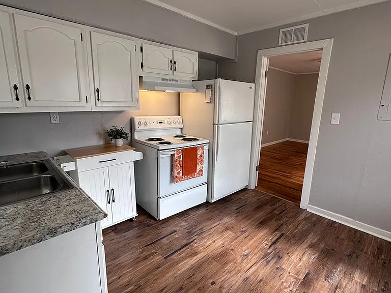 901 N Franklin St — Photo 4