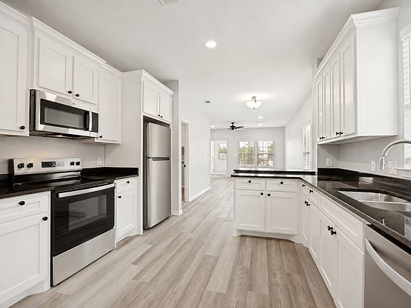 3rd image of 1014 E Pecan St