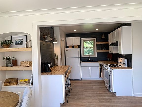 3rd image of 518 Fairbanks St