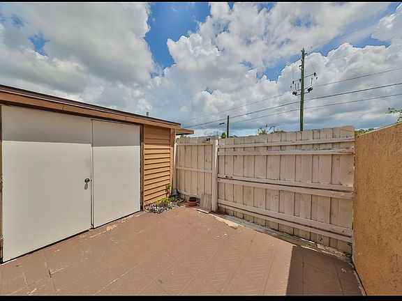3rd image of 1823 Clearbrooke Dr
