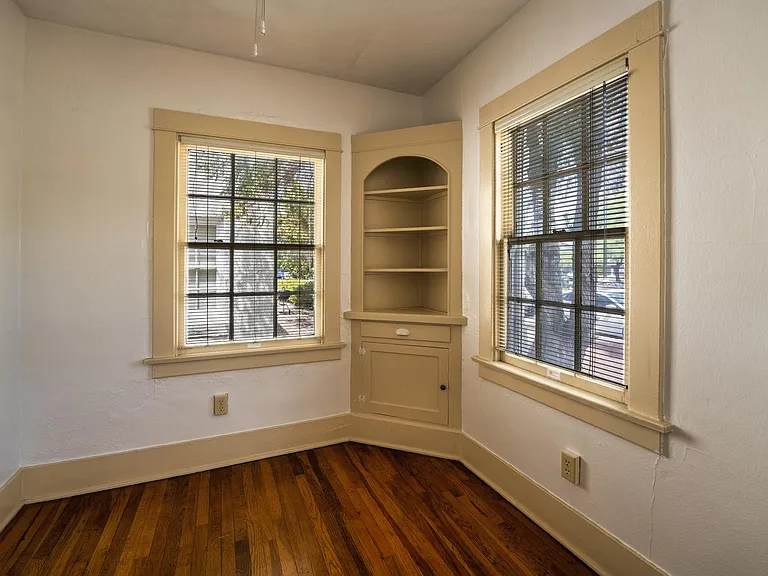 210 E 2nd St #2 — Photo 22