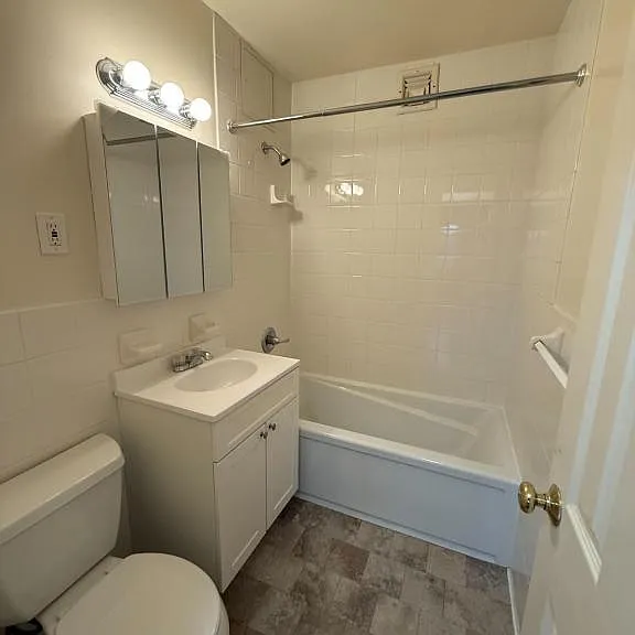 80 Guion Pl — Photo 5