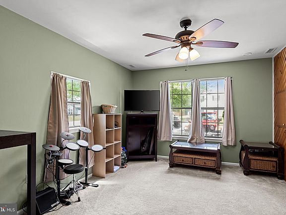 5th image of 12 Hewitt Ln