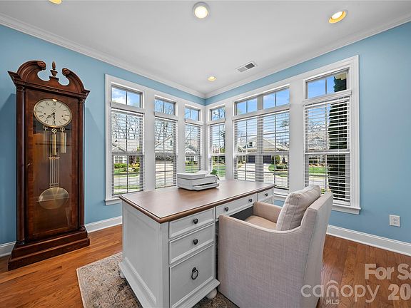 3rd image of 8020 Parknoll Dr