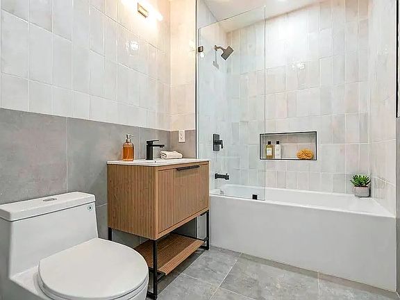 3rd image of 3098 Farragut Rd #2C