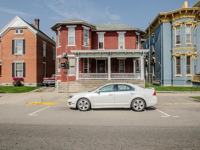 325 N Barron St — Photo 5