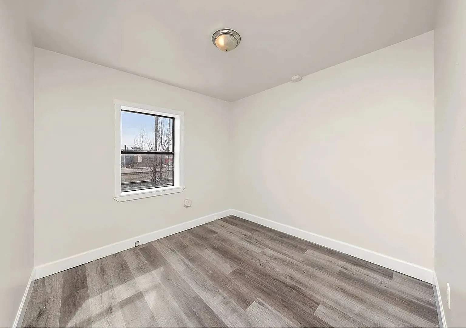 Studio, 700 sqft, $1,300 — Photo 3