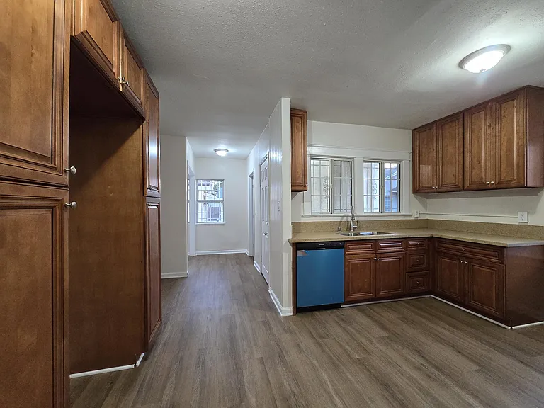 916 W 59th Pl #A — Photo 13