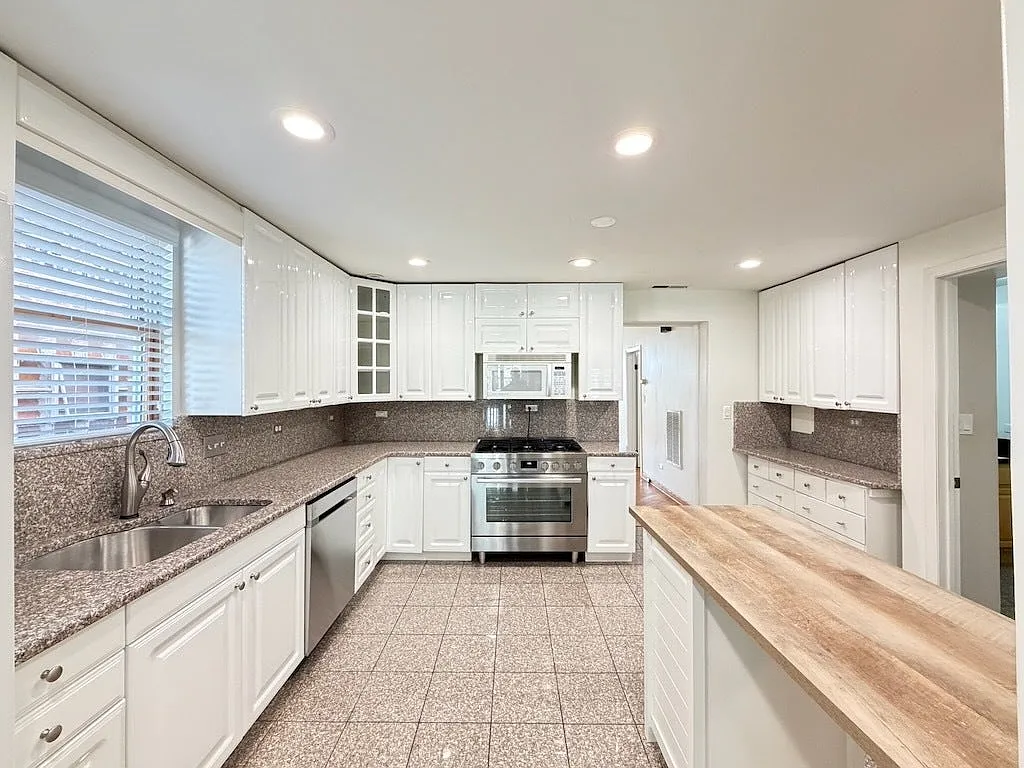 2614 W Superior Street — Photo 1