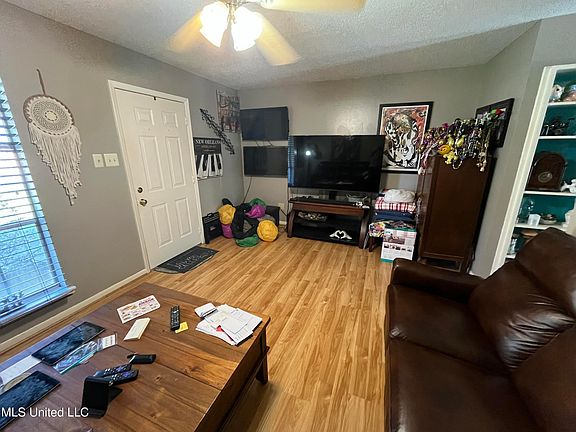 2nd image of 413 Kahler St APT 6