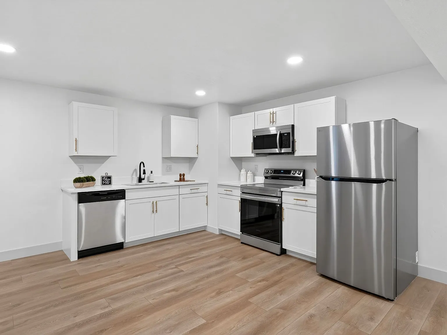 2 bed, 1200 sqft, $1,600 — Photo 3