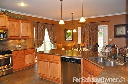 Eat in Kitchen/dining area
						:
						Porcelin tile floors throughout first floor.