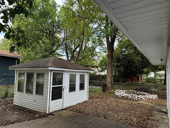3rd image of 801 Otto St