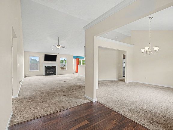 4th image of 35 Louise Dr