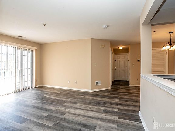 4th image of 323 Waterford Dr