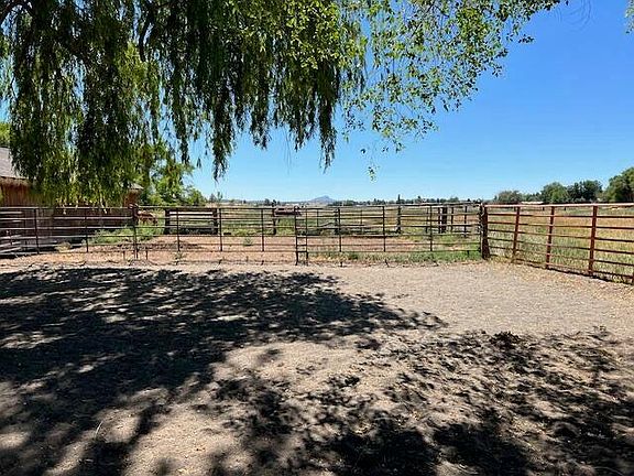 3rd image of 585 SW Fairgrounds Rd