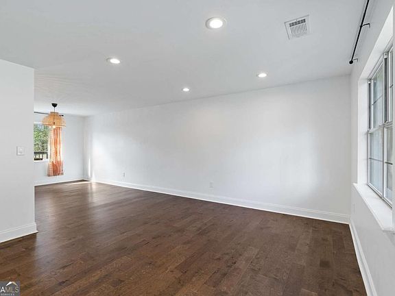 5th image of 2867 Joyce Ave