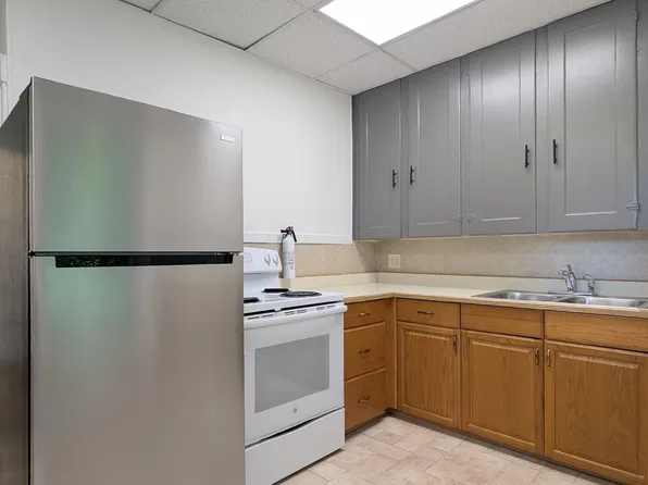 129 College Ave, 129 College Ave APT 1B, Waterville, ME 04901