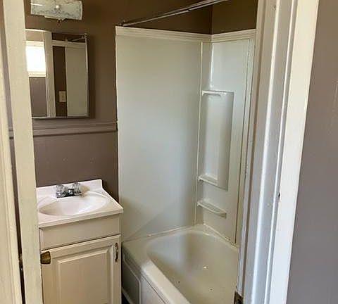5th image of 709 Geneva St #1-4
